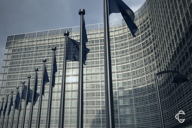 Berlaymontgebouw van de Europese Commissie in Brussel met rijen EU-vlaggen, beeld bij DAC8-rapportage