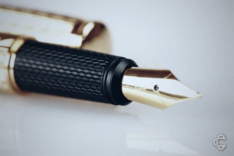 Gouden vulpen in close-up op een licht oppervlak, beeld bij schenken en erven