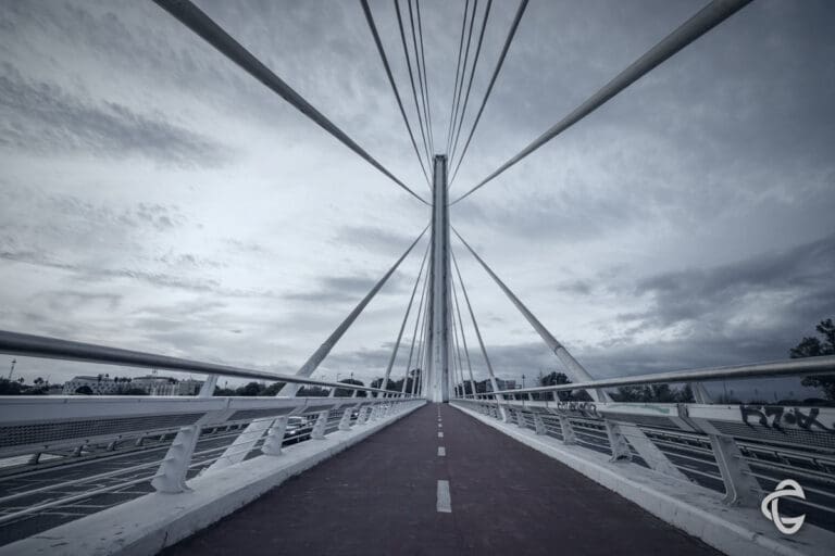 Tuikabels van een brug die de last verdelen, beeld bij spreiding over Bitcoin, Ethereum en altcoins